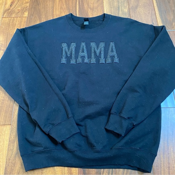 Women’s Gildan Heavy Blend Embroidered MAMA Black Crew Sweatshirt Size Medium - Picture 1 of 4